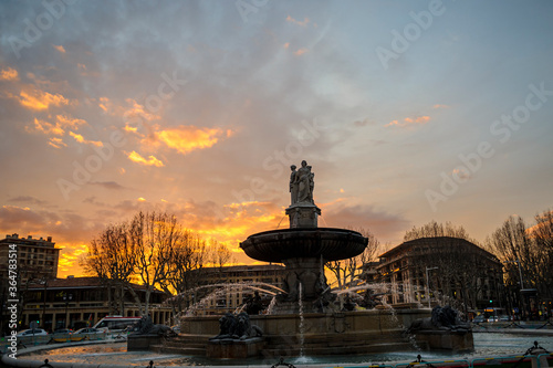 La fontaine de la Rotonde au crépuscule. Belle soirée d'hiver à Aix-en-Provence. Le rouge du ciel colore les nuages.
