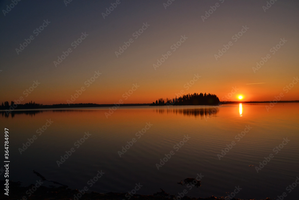 Naklejka premium Sunset on Astotin Lake