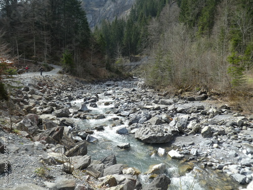 Visite du Lac Bleu, très jolie lac de montagne à Blausee dans le canton de Berne (Suisse)