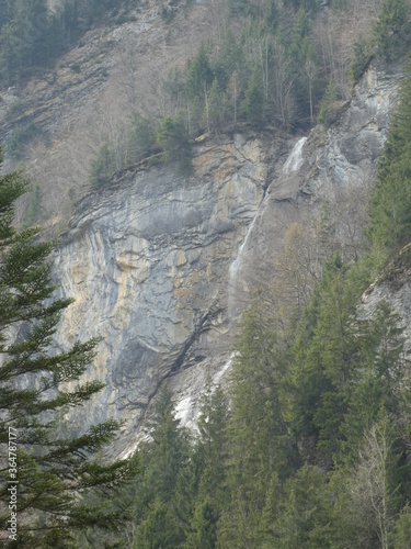 Visite du Lac Bleu, très jolie lac de montagne à Blausee dans le canton de Berne (Suisse)