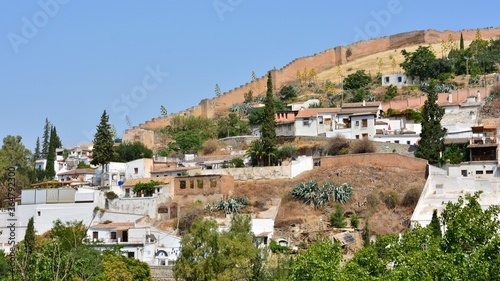 Muralla nazarí del Albaicín desde el Sacromonte, Granada © KukiLadrondeGuevara