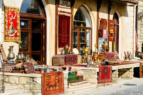 Obraz na płótnie Icheri Sheher (Old Town) of Baku, Azerbaijan. Typical tourist shop with souvenirs and antiques. w salonie
