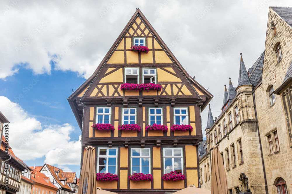 Obraz premium Facade of a historic house with flowers in Quedlinburg, Germany