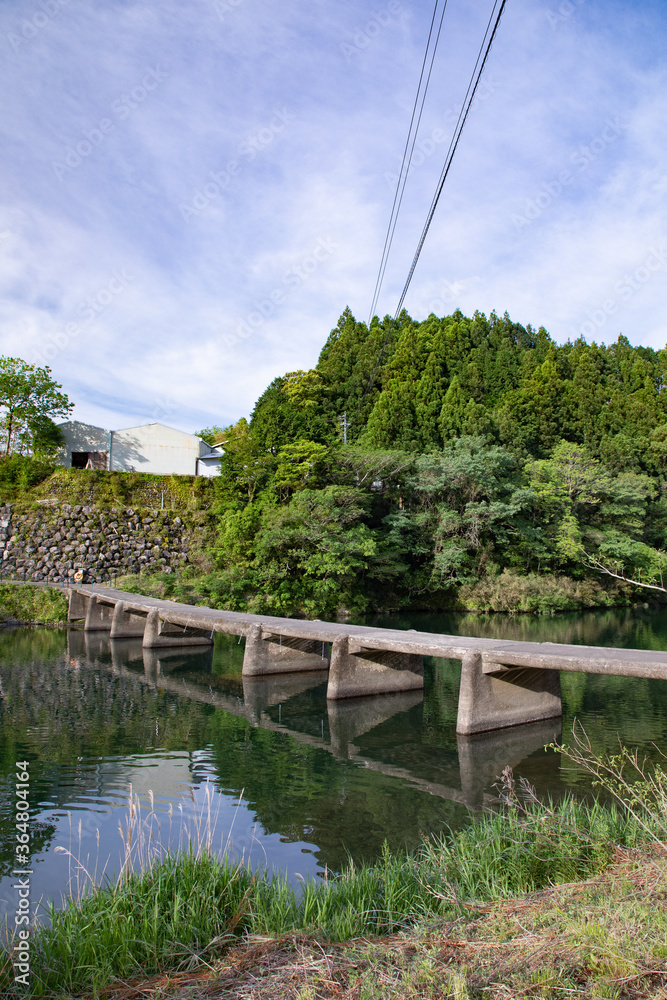 Fototapeta premium 四万十川 一斗俵沈下橋 -現存最古の四万十川沈下橋-