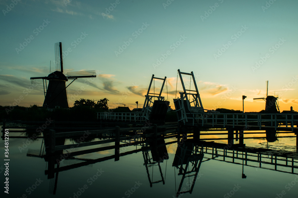 Obraz premium windmill in the evening