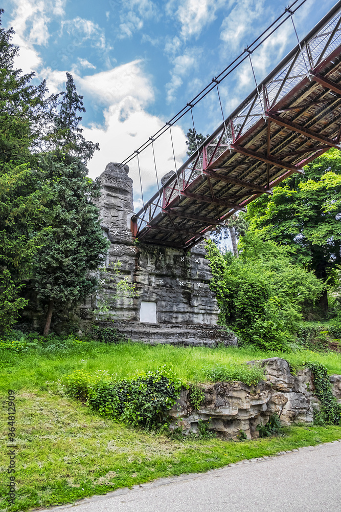 63-meter-long suspension bridge (1867) in Buttes-Chaumont Park (Parc des Buttes-Chaumont, 1867) - Public Park situated in northeastern Paris, fifth-largest park in Paris. Paris. France.