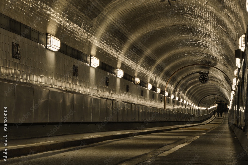 Obraz premium Alter Elbtunnel in Hamburg from right