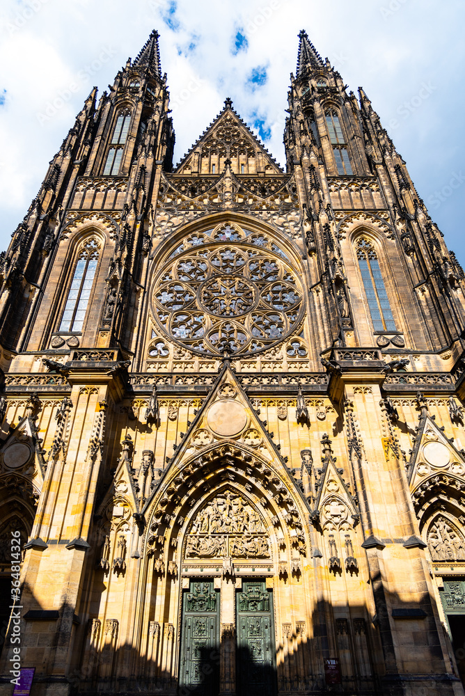 Fototapeta premium Widok z przodu katedry Świętego Wita na Zamku Praskim, Praga, Republika Czeska.