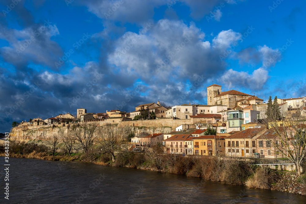 Zamora desde la rivera del río Duero en España con nubes