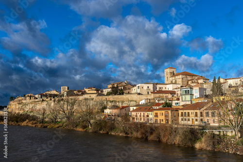Zamora desde la rivera del río Duero en España con nubes