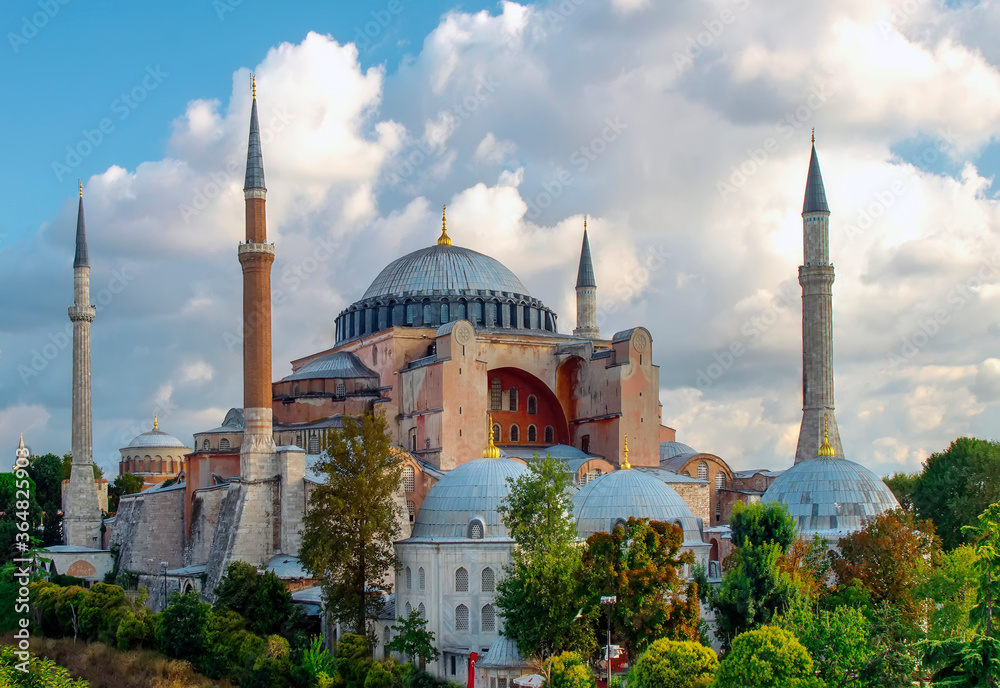 Naklejka premium Architektura w słoneczny dzień i Muzeum Hagia Sophia w Eminonu w Stambule w Turcji