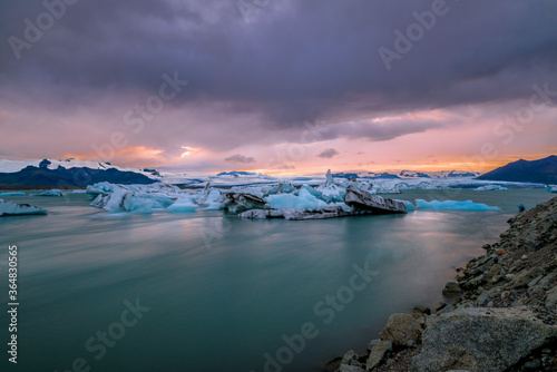 Eisberge in Island mit Gletscher