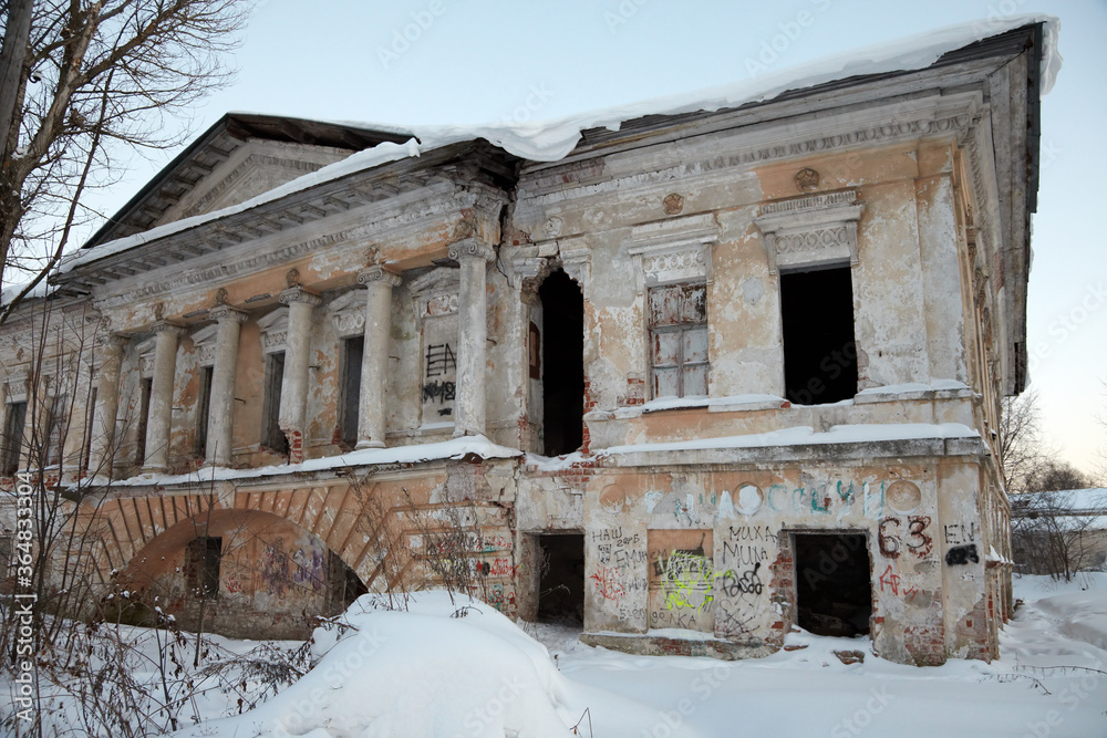 Obraz premium Desolated classical architecture building, ancient Vologda, Russia