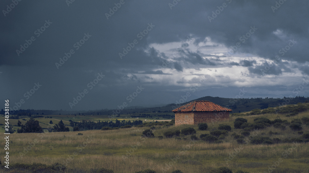 Antigua casa en el campo con un cielo nublado. Dramático atardecer lluvioso. Antigua casa en el campo con un cielo nublado. Dramático atardecer lluvioso.