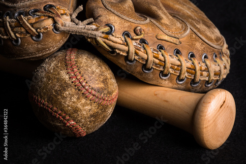 Εκτύπωση καμβά Old style mitt, badly stained and scratched baseball, and brand new shiny bat
