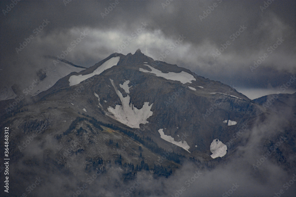 Obraz premium Mountain on a cloudy day