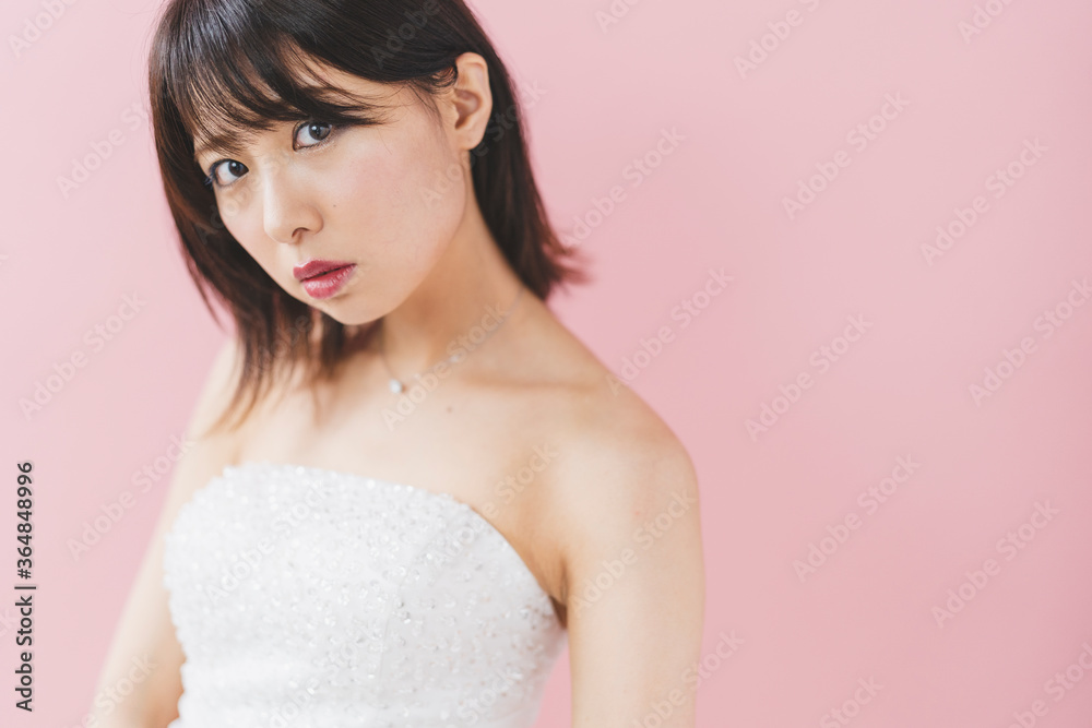 ウェディングドレスを着た女性 ウェディングドレスを着た女性