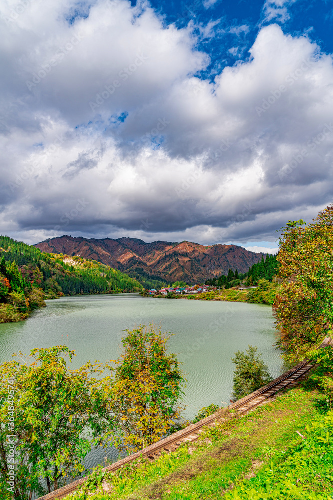 Fototapeta premium 【福島県 大志部落】紅葉見頃の山と古風な集落