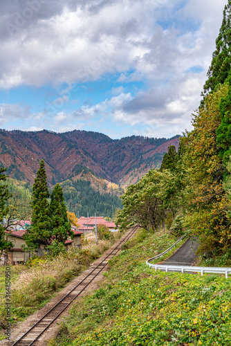 【福島県 大志部落】紅葉見頃の山と古風な集落