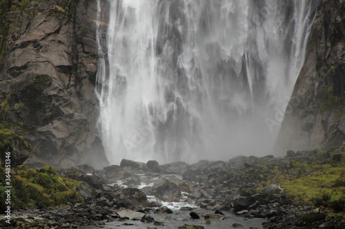 世界遺産ミルフォード・サウンドの「ボーウェン滝」の滝壺(ニュージーランド)
