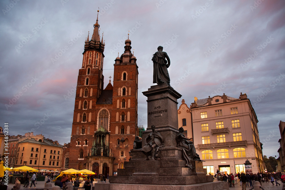 Obraz Polacy lub Polacy i podróżnicy z zagranicy odwiedzają Bazylikę Mariacką z pomnikiem Adama Mickiewicza na krakowskim Rynku Głównym na Starym Mieście 20 września 2019 r. w Małopolsce
