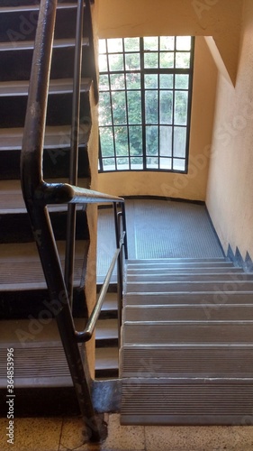 escaleras edificio antiguo