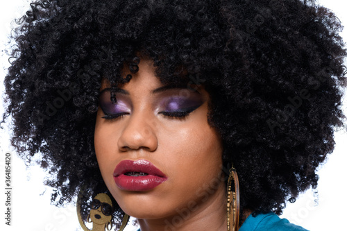 afro brazilian beauty photo make-up model photographed close-up of the face, big curly hair