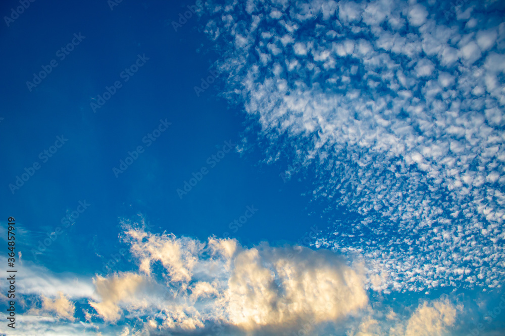Fundo de Nuvens brancas e amarelas no céu azul Fundo de Nuvens brancas e amarelas no céu azul