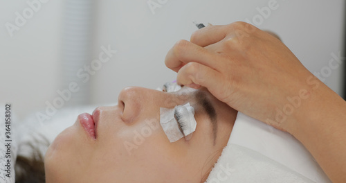 Woman perm her eyelash at beauty salon