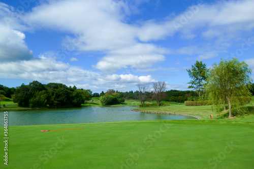 Fototapeta Naklejka Na Ścianę i Meble -  青空いっぱいのゴルフコース、ボールが一直線に飛んで行く爽快なゴルフ