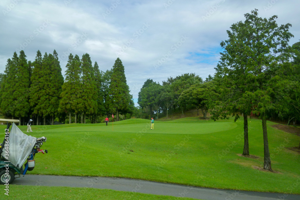 青空いっぱいのゴルフコース、ボールが一直線に飛んで行く爽快なゴルフ