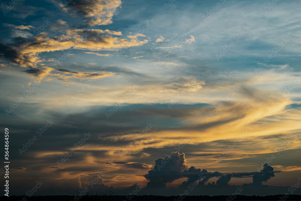Obraz premium sky after the sunset at Namphan small lake Sang Khom