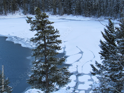 lake minnewanka photo