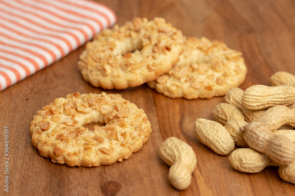 sable biscuits with chopped peanuts on top
sable biscuits with chopped peanuts on top