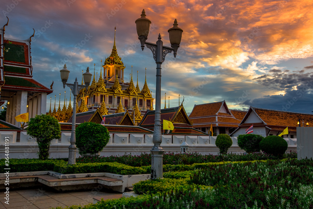 Background of important religious attractions in Bangkok (Loha Prasat or Wat Ratchanatdaram) is a beautiful golden pagoda, tourists all over the world always come to see the beauty in Thailand.