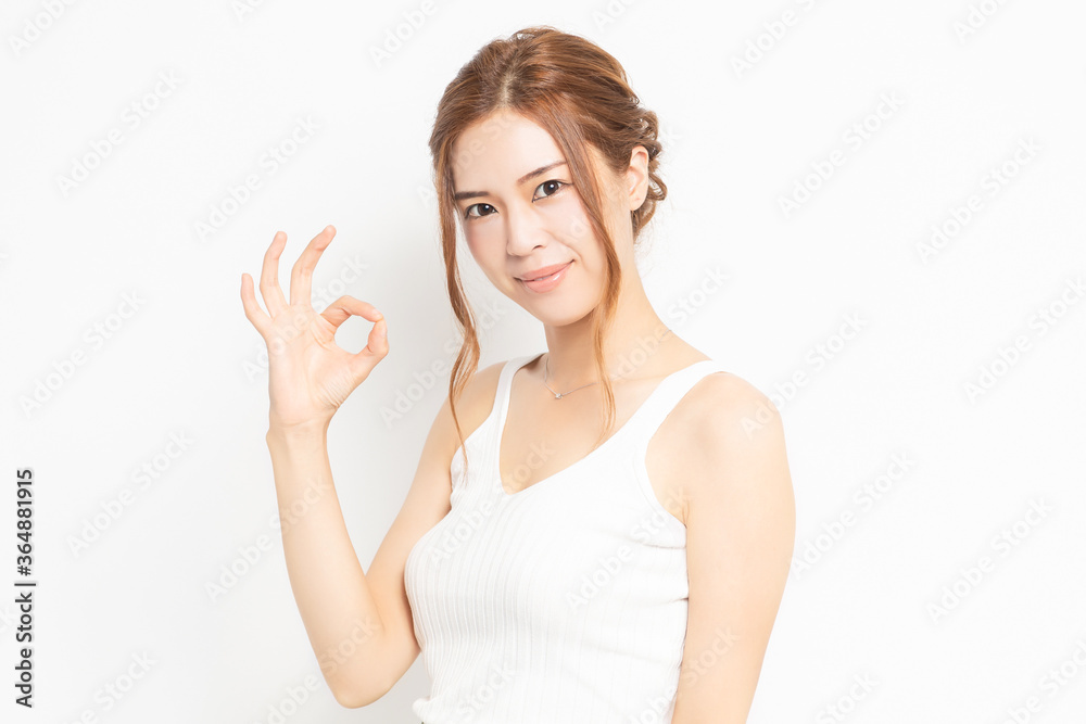 OKのジェスチャーをする若い女性