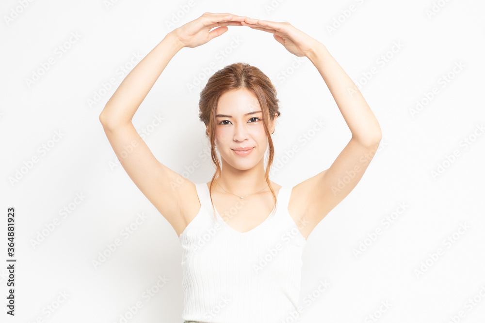 OKのジェスチャーをする若い女性 OKのジェスチャーをする若い女性