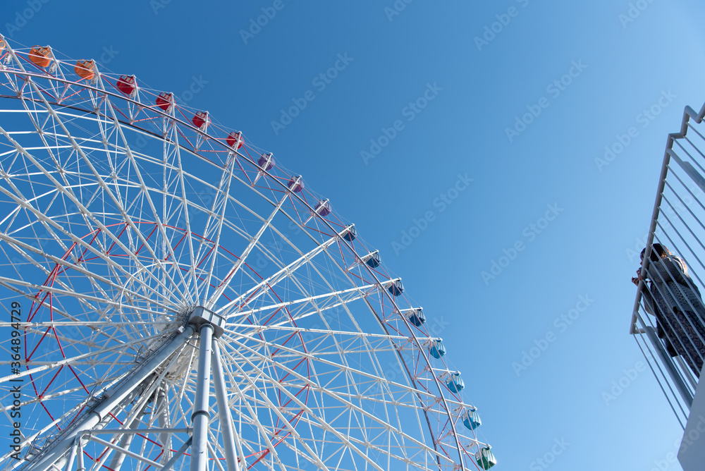 観覧車を見上げる女性