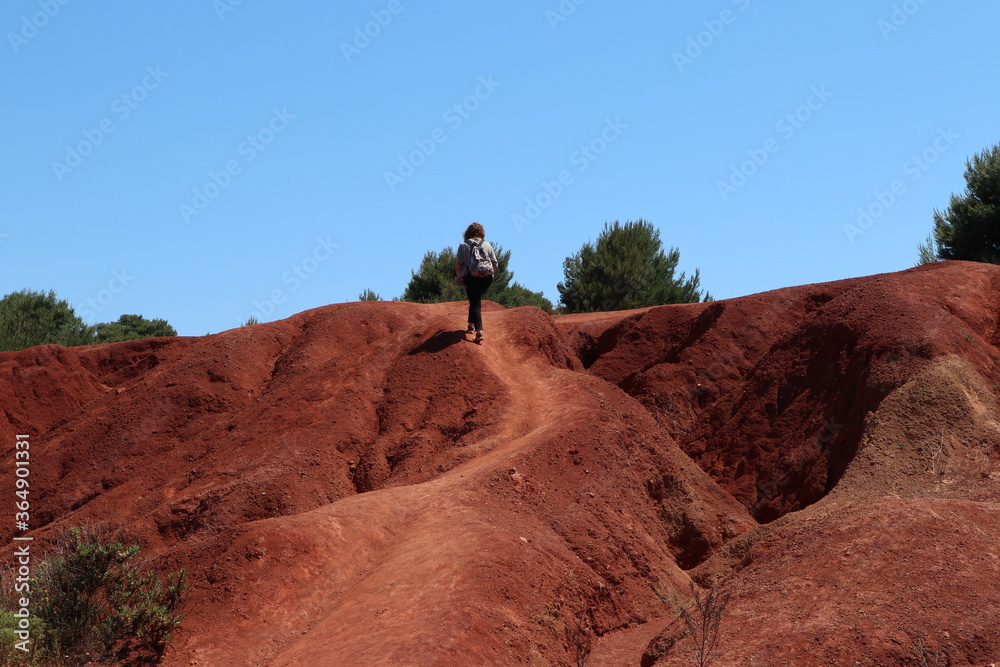 Otranto - Escursionista sul sentiero della cava di bauxite
