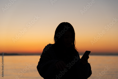 海を眺める女性の後ろ姿 Stock Photo Adobe Stock