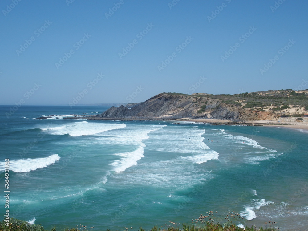 the beach of odeixe in Portugal is a surfers paradise
Der Strand von odeixe Portugal ist ein Surfparadies