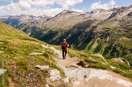 Val Roseg, Ova da Roseg, Rosegbach, Rosegtal,  Hochtal, Wanderweg, Wanderer, Alpenrose, Berninagruppe, Sellagruppe, Oberengadin, Murtèl, Corvatsch, Fuorcla Surlej, Alpen, Sommer, Graubünden, Schweiz © bill_17