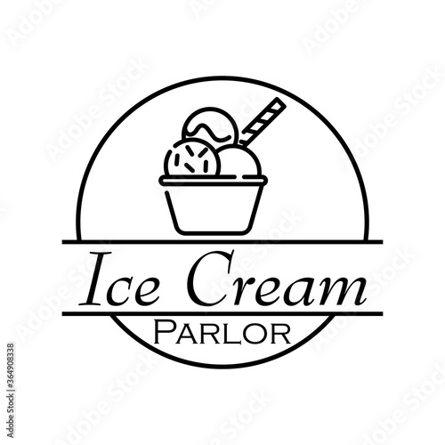 Concepto heladería. Logo lineal con texto Ice Cream Parlor en círculo con vaso con 3 bolas de helado con cobertura de toppings y galleta en color negro