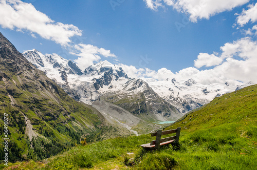 Piz Roseg, Val Roseg, Lej da Vadret, Piz Sella, Piz Glüschaint, Sellagletscher, Wanderweg, Holzbank, Berninagruppe, Oberengadin, Corvatsch, Murtèl, Alpen, Sommer, Graubünden, Schweiz © bill_17