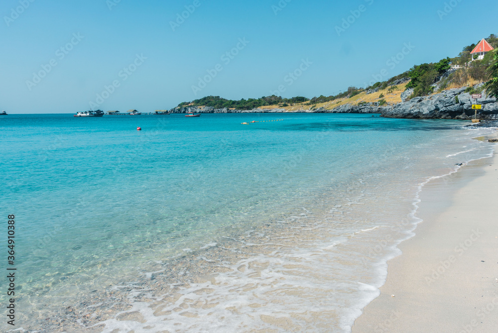 Φωτογραφία A beautiful beach at the island of Koh Sichang, close to Bangkok, Thailand