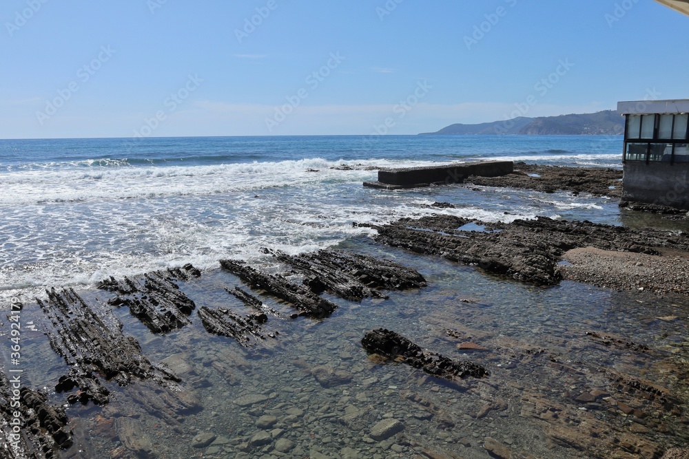 Acciaroli - Particolare della scogliera dal lungomare di via Porto