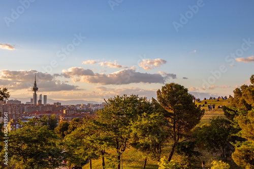 Gente en un mirador de Madrid al atardecer