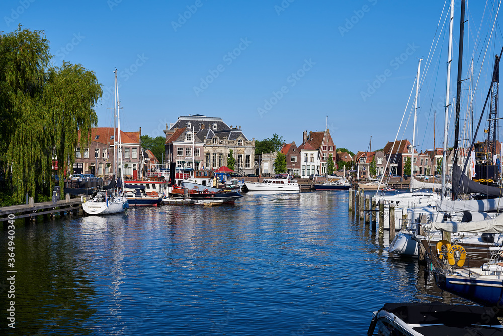 Blick Richtung Oude Haven einem Hafen in Enkhuizen am Ijsselmeer in den Niederlanden / Holland