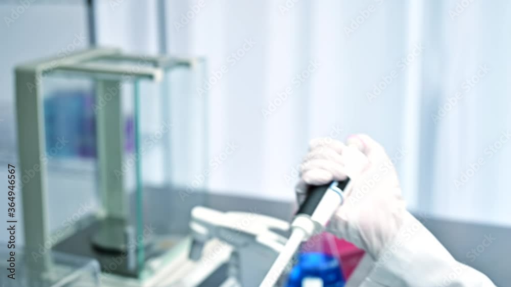 スポイトで薬品を注入する手元 スポイトで薬品を注入する手元