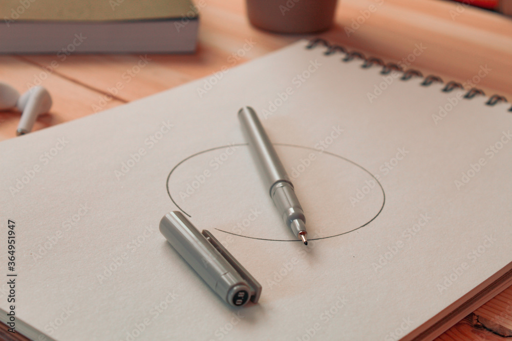Imagen del escritorio o mesa de trabajo de un dibujante con elementos de dibujo técnico